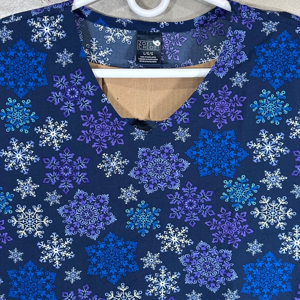 Zoe + Chloe Navy Blue Snowflakes Mandalas V-Neck Scrub Top Large New Winter